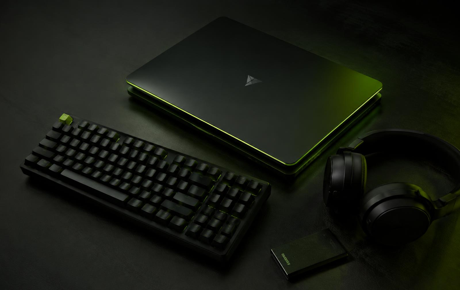 Ordinateur portable, clavier, casque et SSD